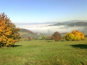 Výhled do Zvolenské kotliny, oproti sopka Poľana (traily)